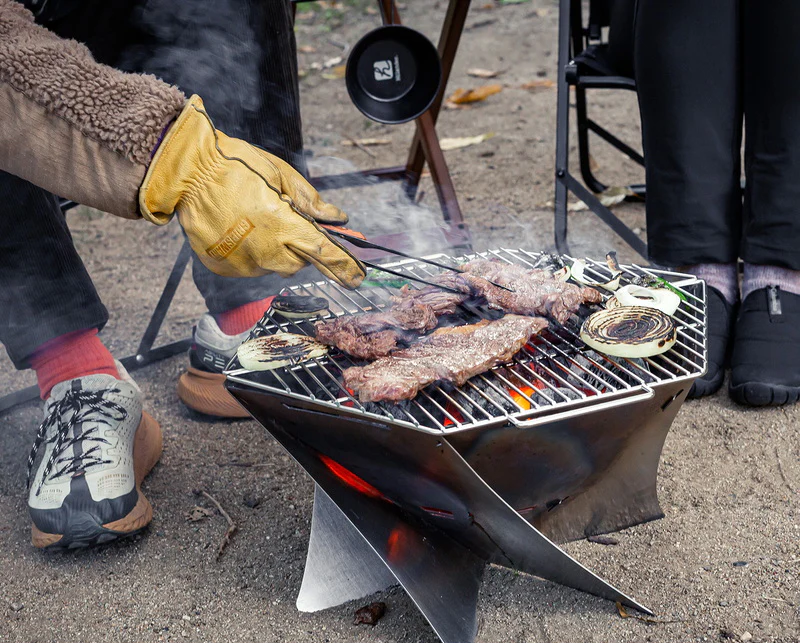 人気のコンパクト焚火台「六花」にBBQにうってつけのステンレス網が登場！