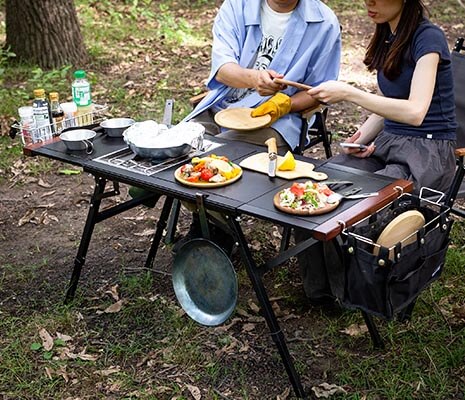 一卓で調理も食事もできて、サイズ拡張が可能。自分好みにサイズも高さも機能もカスタムできるテーブル