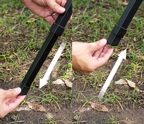 高さ調整は、脚部のプッシュボタンを押してスライドするだけ